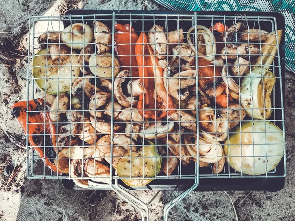 Frisches gegrilltes Gemüse auf offenem Feuer. Zelten — Stockfoto