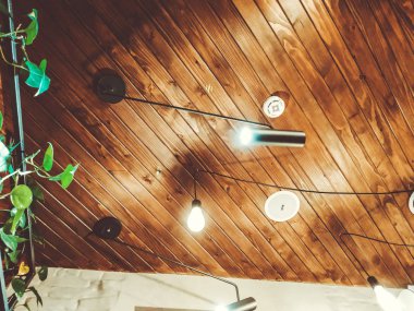 Kafe için Loft Interior. Ahşap dekor, tuğla duvarlar.