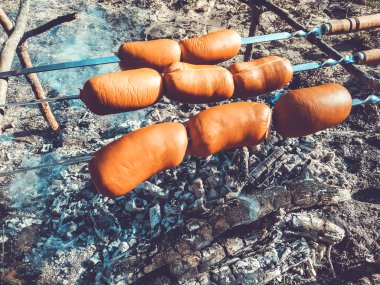 Izgara sosis yanıyor. Açık piknik. Yakın çekim