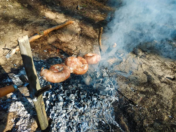 Жареная колбаса, приготовленная на огне. Хрустящие колбаски . — стоковое фото