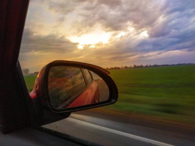 Hızlı araba sürme, boş bir otoyolda aynadan görünüm, hareket bulanıklığı.