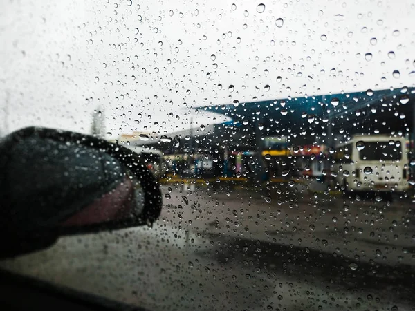 Des gouttes de pluie sur le verre d'une voiture, se concentrer sur les gouttes de pluie. Fenêtre floue . — Photo