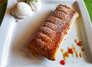 vişneli turta, fırın, çikolata, yemek. Beyaz tabakta Strudel.