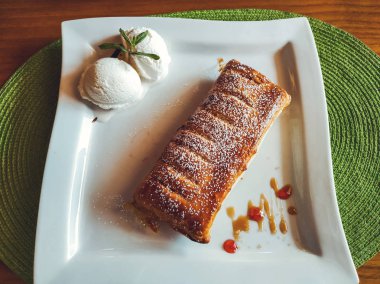 vişneli turta, fırın, çikolata, yemek. Beyaz tabakta Strudel.