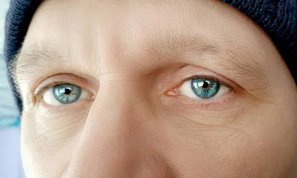 Bir adamın delici bakışları. Yorgun gözler. Bir adamın eski acımasız bakışı — Stok fotoğraf