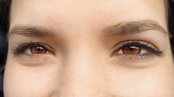 Um olhar bonito olhar perspicaz olho de mulher. Fechar tiro — Fotografia de Stock