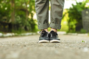 Doğanın arka planında çerçeve içinde Ayaklar. Güzel kadın 