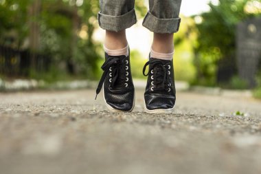 Doğanın arka planında çerçeve içinde Ayaklar. Güzel kadın 