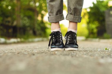 Doğanın arka planında çerçeve içinde Ayaklar. Güzel kadın 