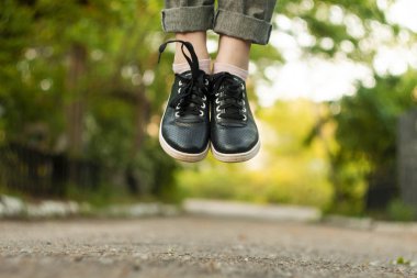 Doğanın arka planında çerçeve içinde Ayaklar. Havada Bacaklar.