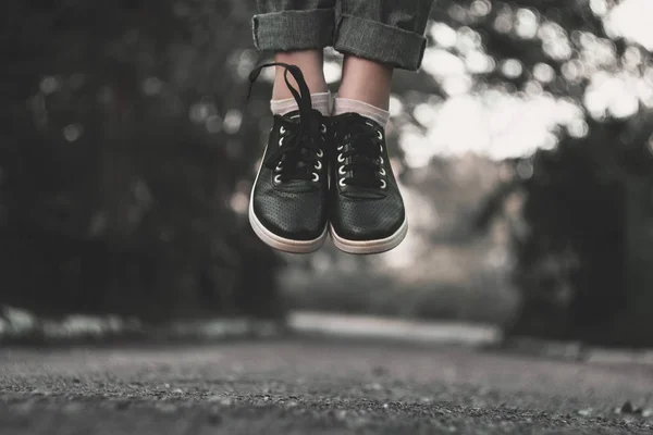 Pies en el marco en el fondo de la naturaleza. Piernas en el aire . — Foto de Stock