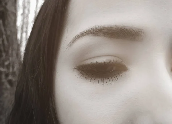 Una hermosa mirada perspicaz ojos de mujer. Primer plano. Mira hacia arriba . —  Fotos de Stock