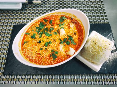 Karides, deniz ürünleri, hindistan cevizi sütü, biber ve pirinç ile Tom yam kung baharatlı tay çorbası