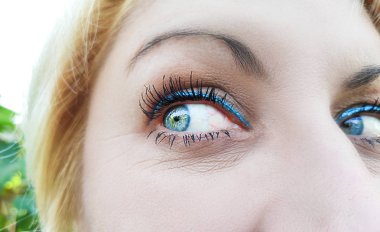 Güzel bir anlayışlı bakmak kadın gözü. Yaşlı kadın gözü. Cl