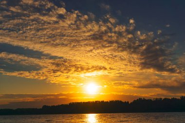 Dinyeper nehrinin üzerinde güzel bir gün batımı. Duvar kâğıdı gün batımı. Nehir ve güzel gün batımı