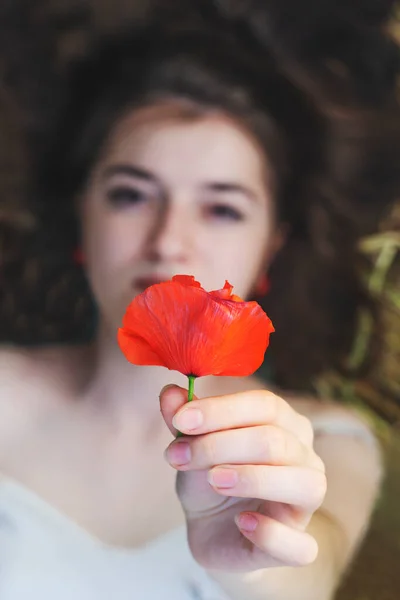 Retrato Una Hermosa Joven Campo Amapolas Aire Libre Blooming Poppies —  Fotos de Stock