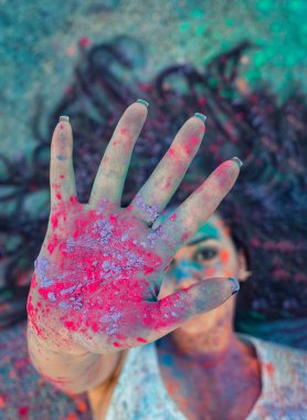 Holi boyaları yakın çekim. Holi renk festivalinde Hintli kızın eli