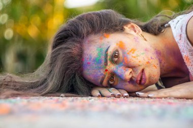 Holi renk festivali. Mutlu bir Hintli kızın portresi. Parlak renklerin festivali