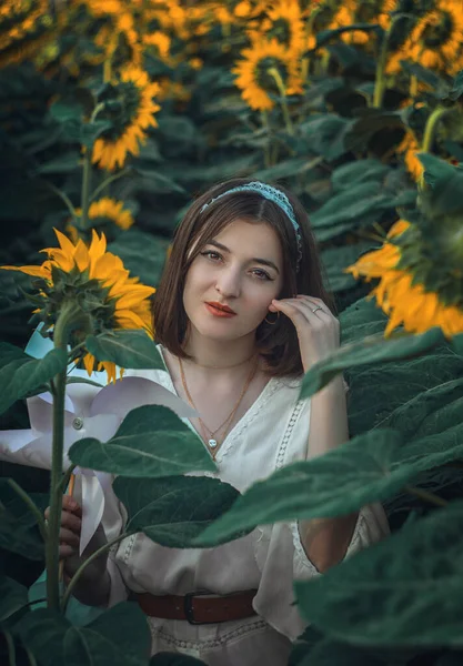 Portret Van Een Mooi Meisje Een Veld Van Zonnebloemen Warme — Stockfoto