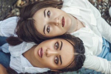 İki kızın yakın plan portresi. Eşcinsel ilişkileri koruyorum. Feminizm. Kadın hakları için mücadele