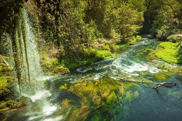 Верхние Дуденские водопады, прекрасный вечнозеленый рай. Идеально подходит для отдыха Национальный парк — стоковое фото
