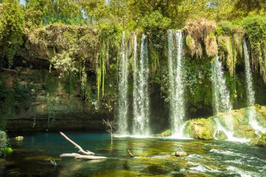 Üst Düden Şelalesi, güzel herdem yeşil cennet. Rahatlatıcı Ulusal Park için idealdir