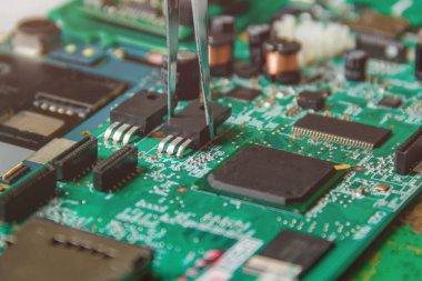 baskılı devre kartı ile birçok elektrik bileşenleri