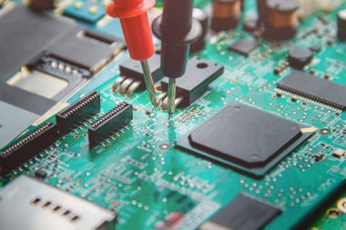 baskılı devre kartı ile birçok elektrik bileşenleri