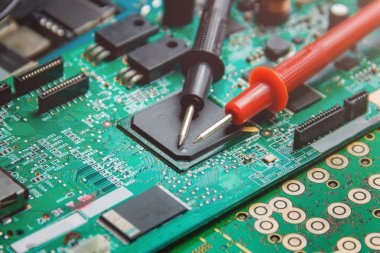 baskılı devre kartı ile birçok elektrik bileşenleri