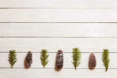 Çam dalları ve koniler, üstten görünüm, boşaltmak ile ahşap Noel arka plan beyaz.