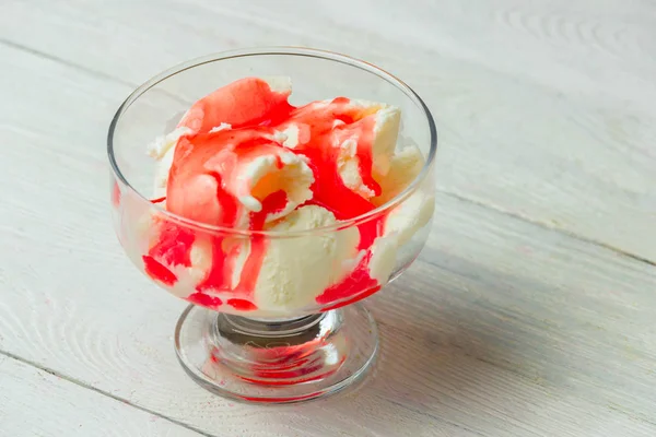 Delicioso tazón de helado de vanila con cobertura de fresa — Foto de Stock