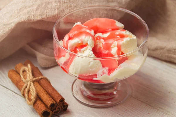 Delicioso tazón de helado de vanila con cobertura de fresa y canela — Foto de Stock