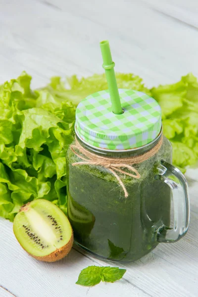 Smoothie verde saludable con ingredientes sobre fondo de madera blanca — Foto de Stock