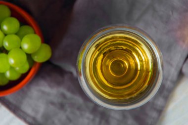 şarap cam, üzüm masada plaka üzerinde. üstten görünüm.