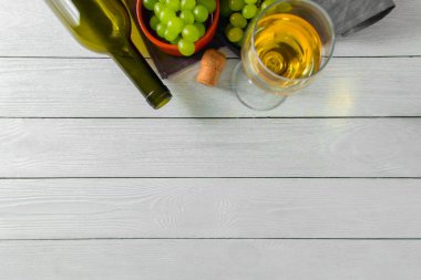 masada plaka üzerinde şarap cam, yeşil üzüm. üstten görünüm. boşaltmak,