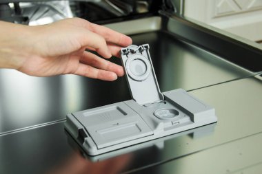 Bulaşık makinesi deterjanı bulaşık için yerleştirme.