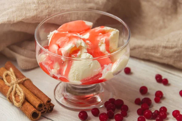 Delicioso tazón de helado de vanila con cobertura de fresa y arándanos — Foto de Stock