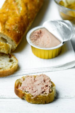 Sarımsak baget pate ahşap masa üzerinde beyaz mutfak havlu üzerinde.