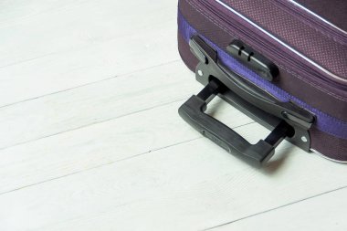 İle açık bavul seyahat aksesuarları boşaltmak Beyaz ahşap tablo.