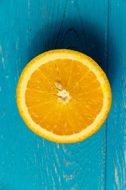 taze portakal, en iyi görünüm. Sağlıklı narenciye mavi ahşap arka plan, üstten görünüm, boşaltmak.