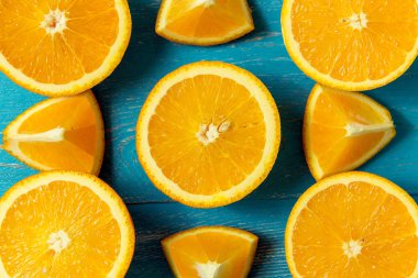 taze portakal, üstten görünüm. Sağlıklı narenciye mavi ahşap arka plan, üstten görünüm, boşaltmak.