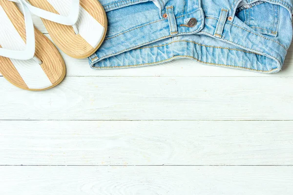 Cadre élégant pantoufles jeans sur fond blanc en bois, copyspace pour le texte, vacances d'été . — Photo