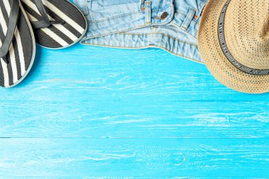 Çerçeve şık hasır şapka terlik kot mavi ahşap arka plan, metin, boşaltmak tatil yaz.