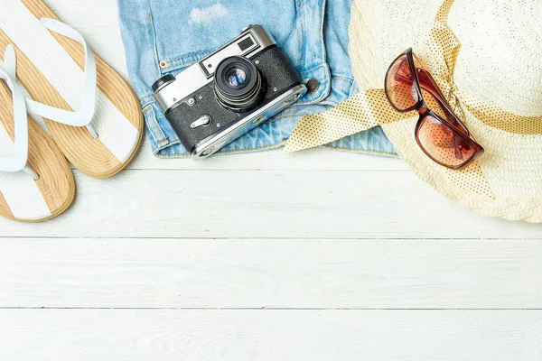 Accesorios de viaje sobre mesa de madera blanca con copyspace . — Foto de Stock