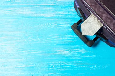 bavul boşaltmak mavi ahşap tablo.