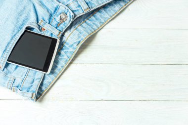 smartphone cep eski kot boşaltmak Beyaz ahşap zemin üzerine vintage tarzı içinde.