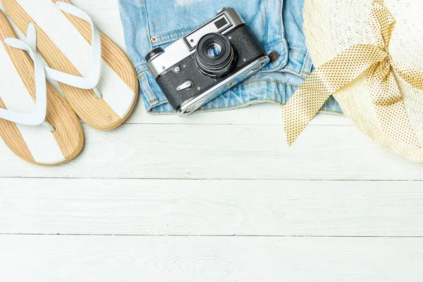 Accessoires de voyage sur table en bois blanc avec copyspace . — Photo