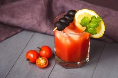 Copyspace ile gri ahşap masa üzerinde gözlük buz ile Kokteyl Bloody Mary.