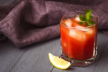 Copyspace ile gri ahşap masa üzerinde gözlük buz ile Kokteyl Bloody Mary.