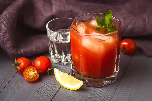 Gri ahşap masa üzerinde gözlük buz ile Kokteyl Bloody Mary. — Stok fotoğraf